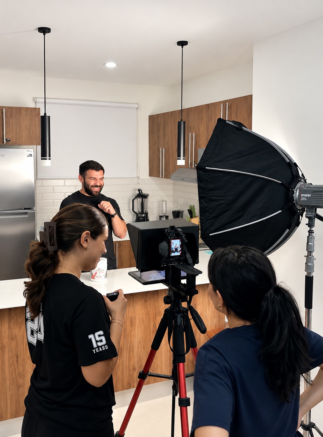 Equipo de Black Spot grabando un video de producto en cocina