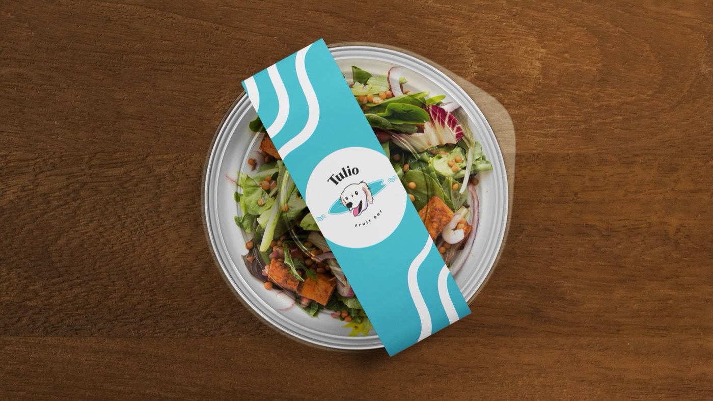 Empaque de Tulio Fruit Bar: banda con logotipo sobre una ensalada