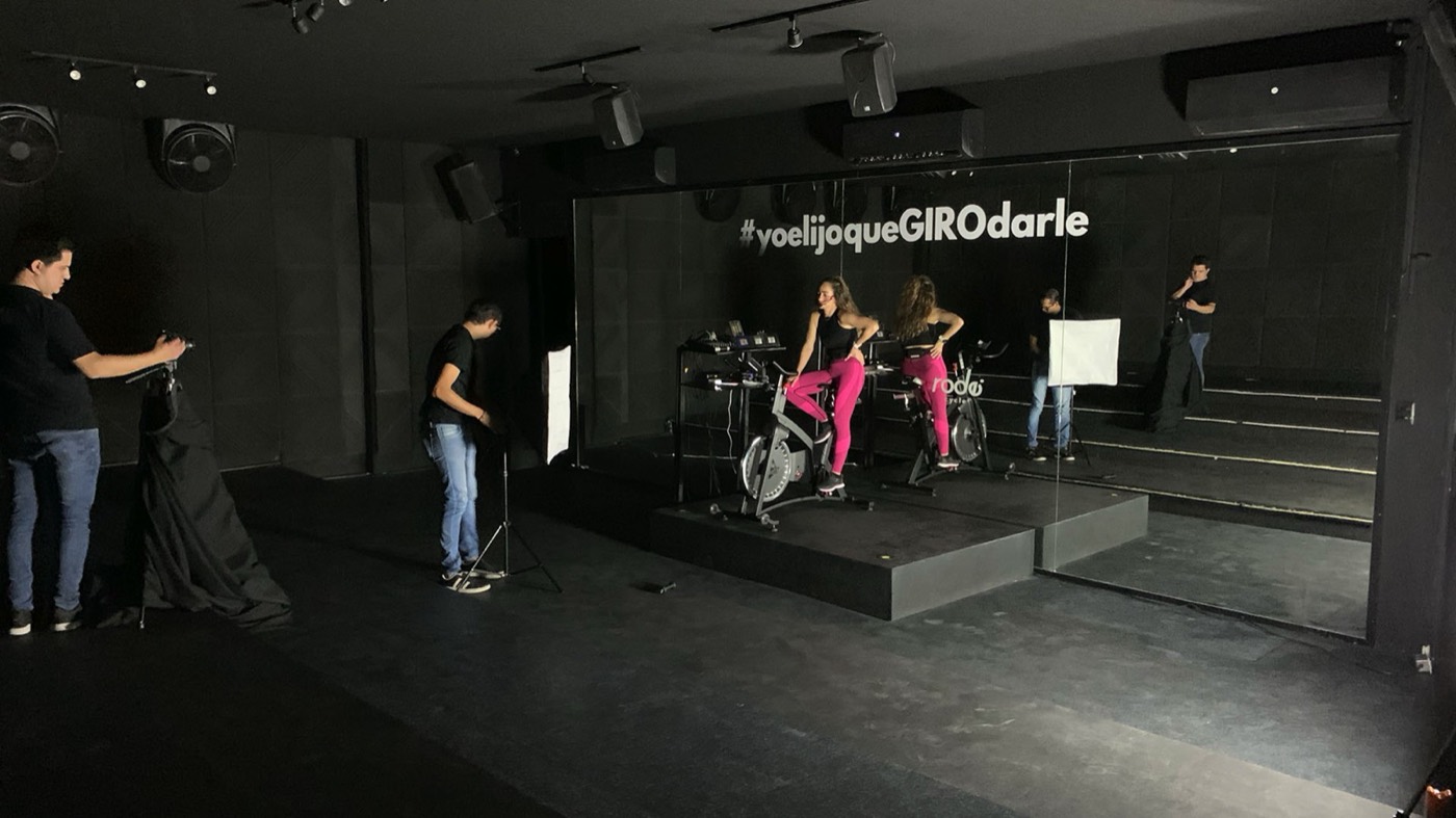 Grupo Giro · Takes Home: contenido en video